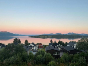 Familievennlig enebolig med hage og utsikt